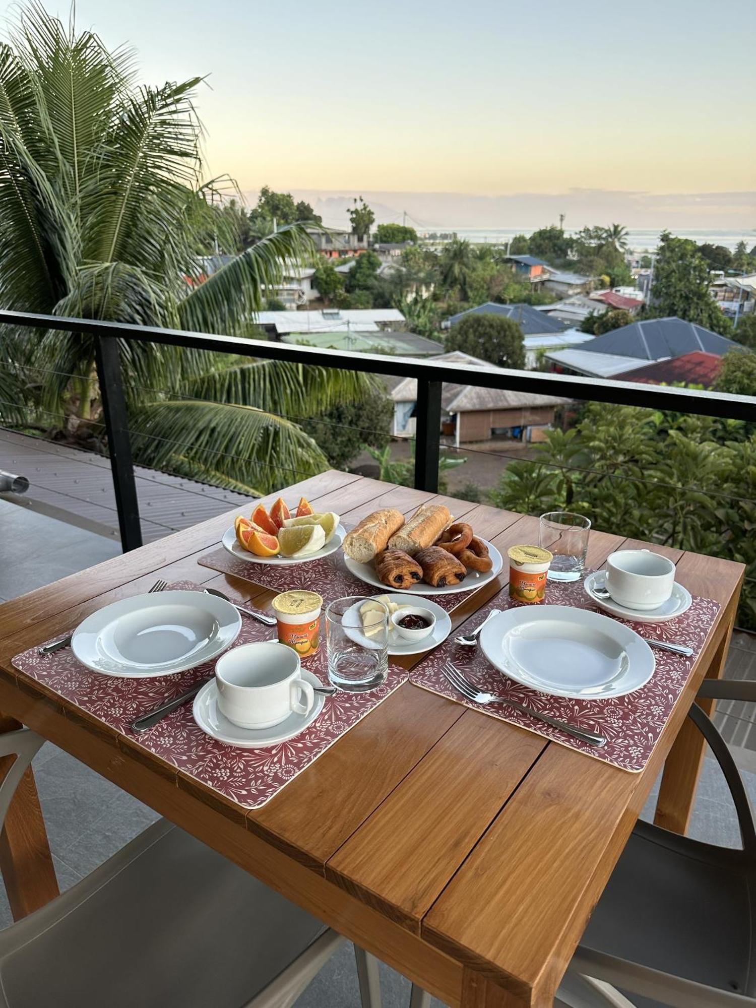 Ononui Lodge Airport, Ocean-View, Private Bathroom And Balcony, Free Wifi And Parking, On-Site Car Rental Faaa Esterno foto