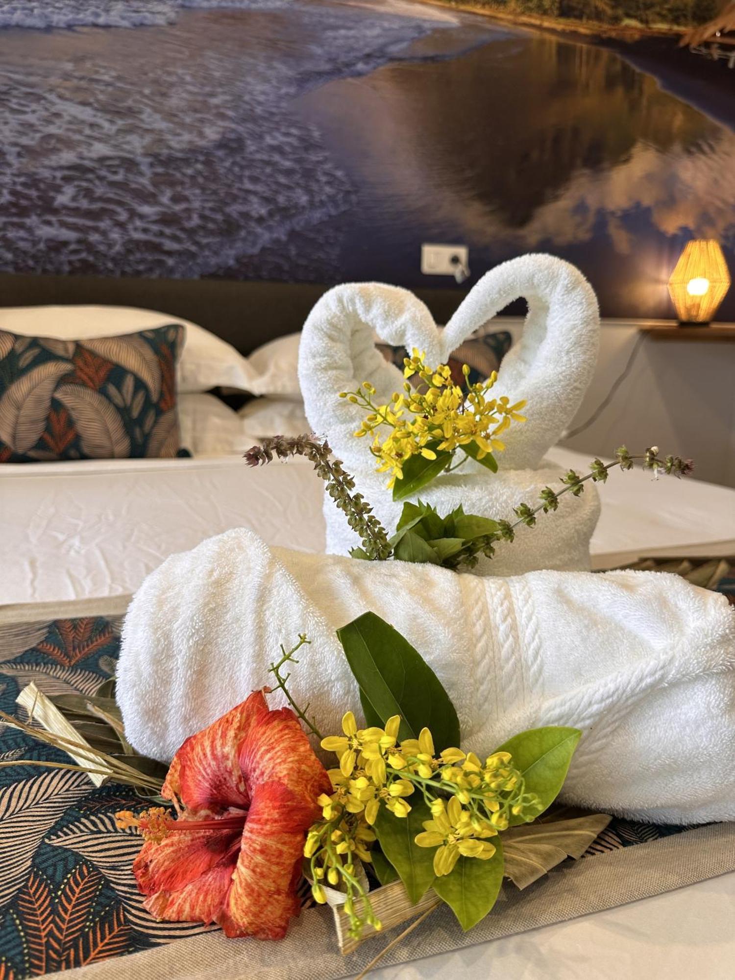 Ononui Lodge Airport, Ocean-View, Private Bathroom And Balcony, Free Wifi And Parking, On-Site Car Rental Faaa Esterno foto